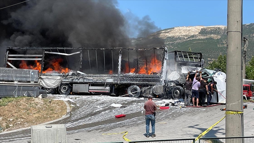 Sakarya'da 3 喧覺娶覺n kar覺t覺覺 kazada 1 kii öldü, 2 kii yaraland覺