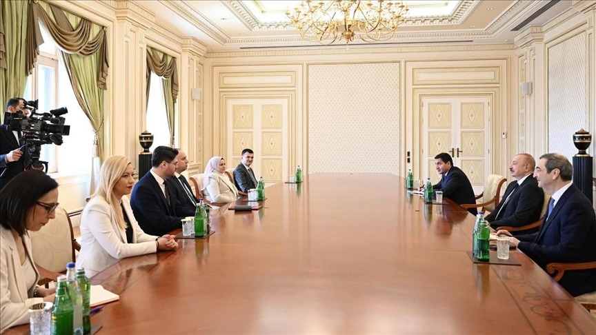 Kryeparlamentari i Maqedonisë së Veriut takohet me presidentin e Azerbajxhanit