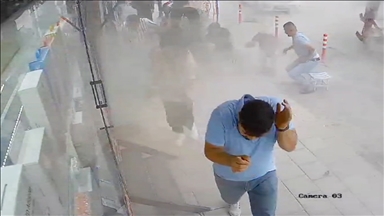 Malatya'da yanlarından geçen tırın patlayan lastiği 2 kişiyi yaraladı