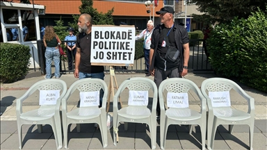 Disa qytetarë kundërshtojnë me protestë bllokadën e Kuvendit të Kosovës