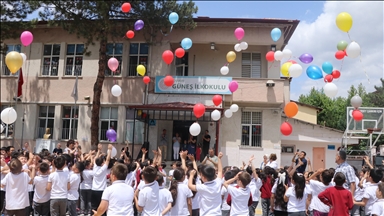 Kanseri yenip okuluna dönen ikinci sınıf öğrencisi Yiğit balonlarla karşılandı