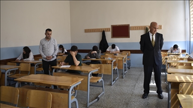 Bitlis'te 37 yıllık öğretmen, öğrencileriyle aynı okulda görev yapıyor