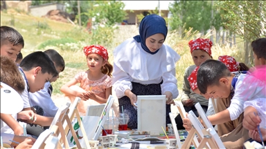 Vanlı ressam, doğup büyüdüğü kırsal mahallede öğrencileri sanatla buluşturdu