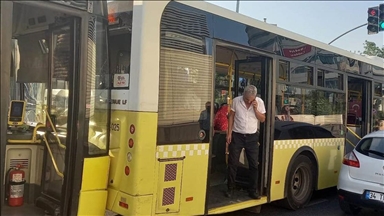 Üsküdar'da kırmızı ışıkta duramayan İETT otobüsü, başka bir İETT otobüsüne çarptı