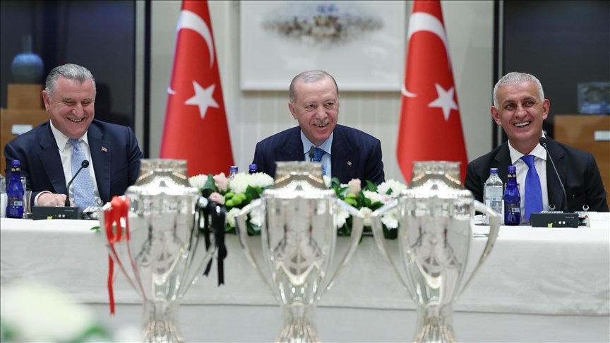 Cumhurbaşkanı Erdoğan, Süper Lig'e yükselen 3 futbol kulübünün başkanlarını kabul etti