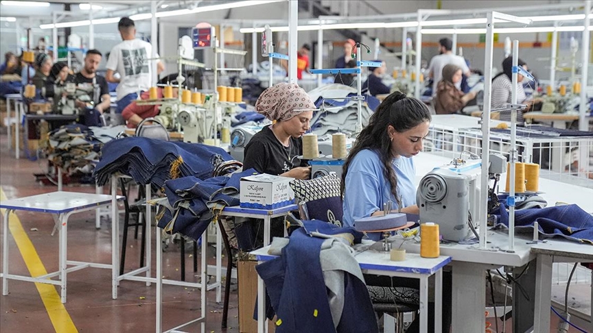 Tekstil fabrikalarının artan kumaşlarıyla çocuklara giysi üretiyorlar