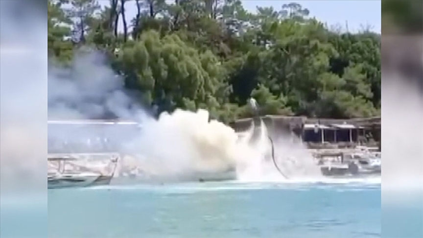 Antalya'da teknede ç覺kan 聆硃紳眶覺紳覺n söndürülmesine jet ski ve flyboard kullan覺c覺lar覺 da destek verdi