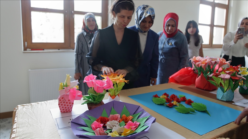 Görme engelli müzik öğretmeni origami ile görmediği figürlere şekil veriyor