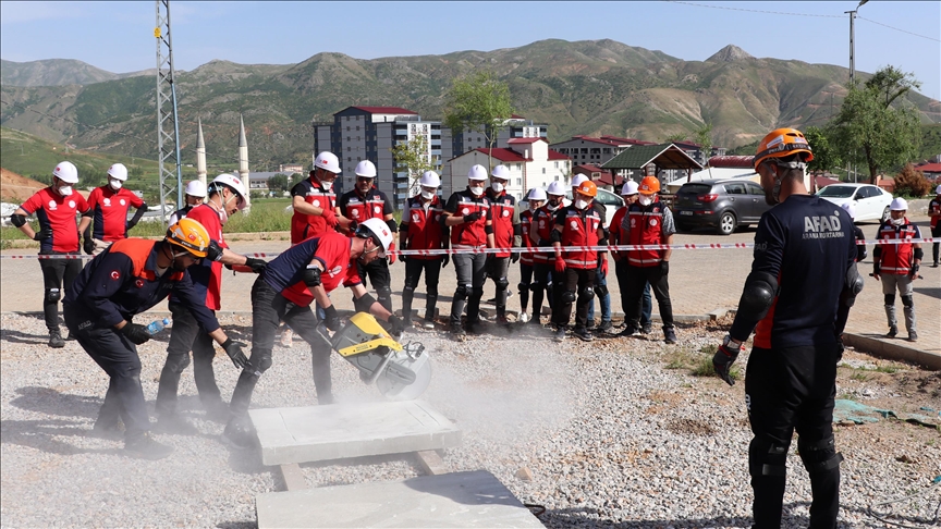 Bitlis'te öğretmen ve memurlar aldıkları eğitimle "AFAD gönüllüsü" oluyor