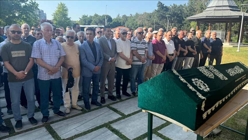 Türk halk müziğinin usta ismi Mehmet Erenler son yolculuğuna uğurlandı