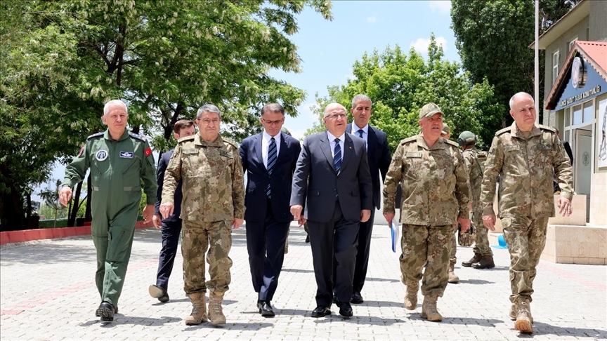 Turkish defense chief inspects military units on border with Iran
