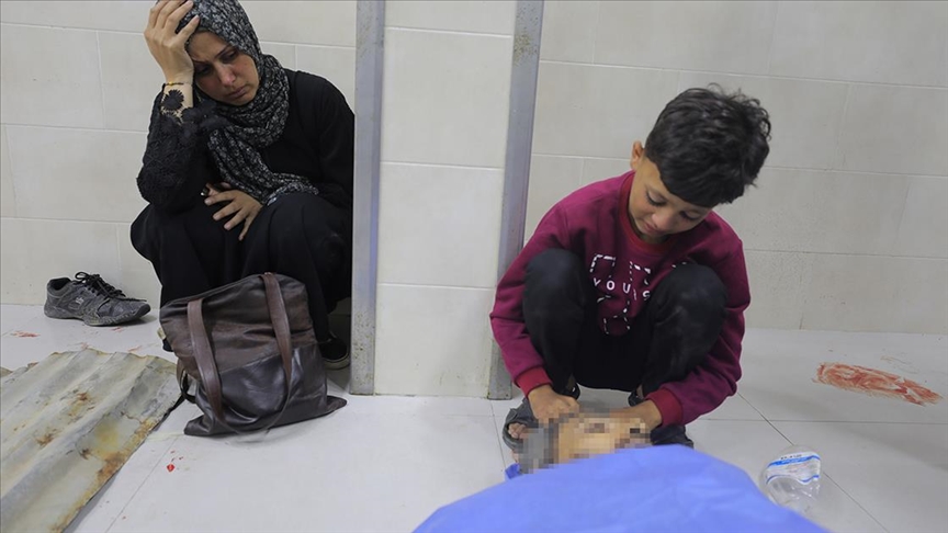 İsrail'in Gazze'ye saldırılarında aralarında yardım bekleyenlerin de bulunduğu 32 Filistinli hayatını kaybetti