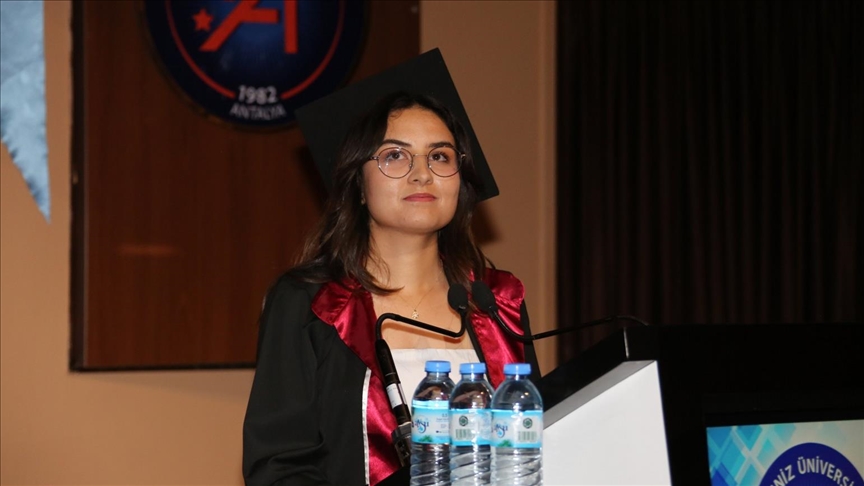 Lösemiyle mücadele eden genç, üniversite eğitimini fakülte birincisi olarak tamamladı