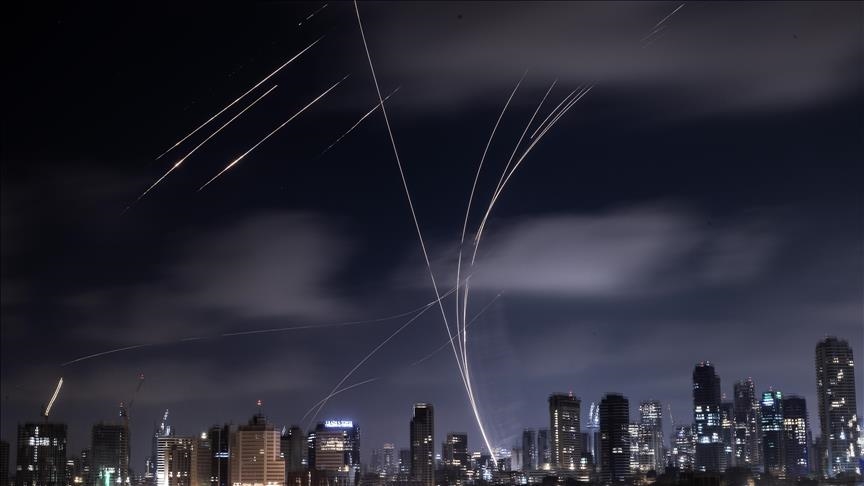 Médias : Une trentaine de missiles lancés par l'Iran en direction d'Israël