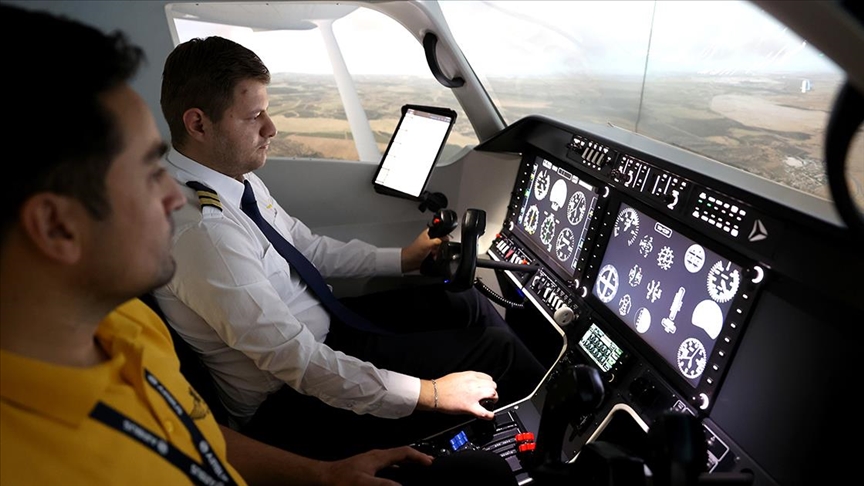 Pilot adayları simülasyon merkezinde gerçek zamanlı uçuş deneyimi yaşıyor