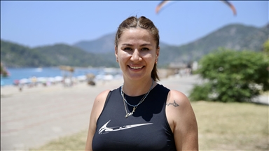 Hobisini mesleğe dönüştüren kadın, adrenalin tutkunlarını gökyüzüyle buluşturuyor