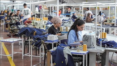 Tekstil fabrikalarının artan kumaşlarıyla çocuklara giysi üretiyorlar