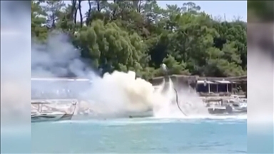 Antalya'da teknede çıkan yangının söndürülmesine jet ski ve flyboard kullanıcıları da destek verdi