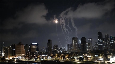 Des missiles iraniens endommagent un bâtiment et provoquent des incendies en Israël