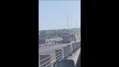 İstanbul'da metrobüsü çeken vinç kontrolden çıkarak bariyerlere çarptı