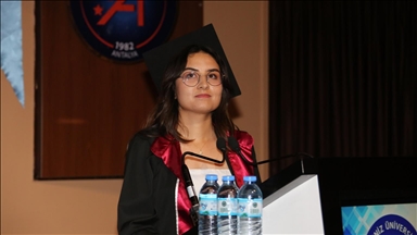 Lösemiyle mücadele eden genç, üniversite eğitimini fakülte birincisi olarak tamamladı
