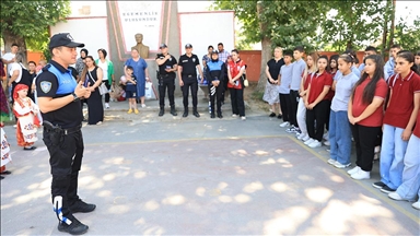 Edirne'de polislerden öğrencilere "serinlemek için nehirlere girmeyin" uyarısı