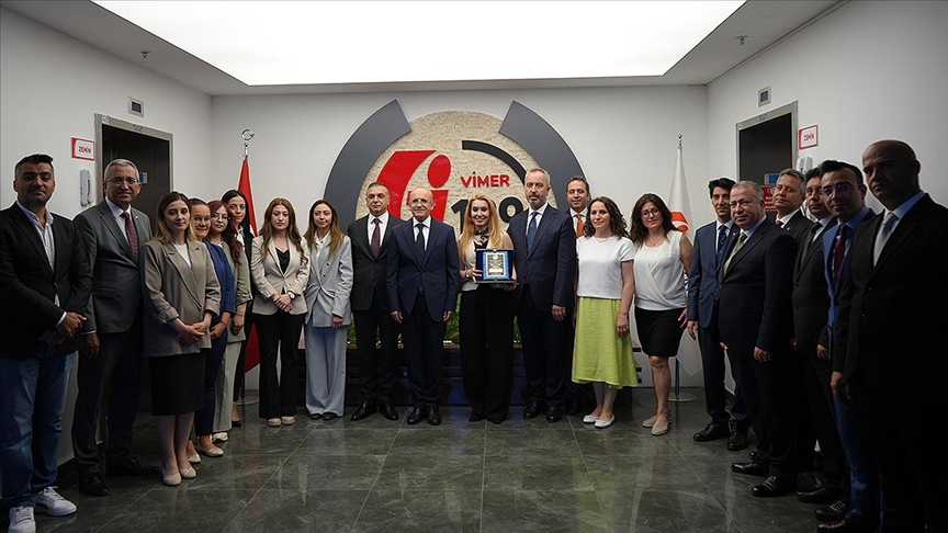 Bakan Şimşek, yurt dışından ödül alan İѷ'i ziyaret etti