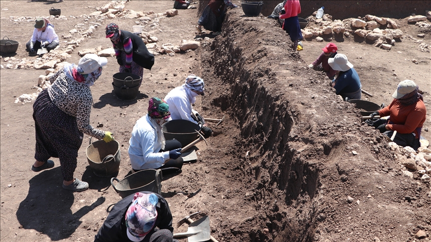 Diyarbakır Çayönü Tepesi'nin kadın işçileri "tarih" kazıyor