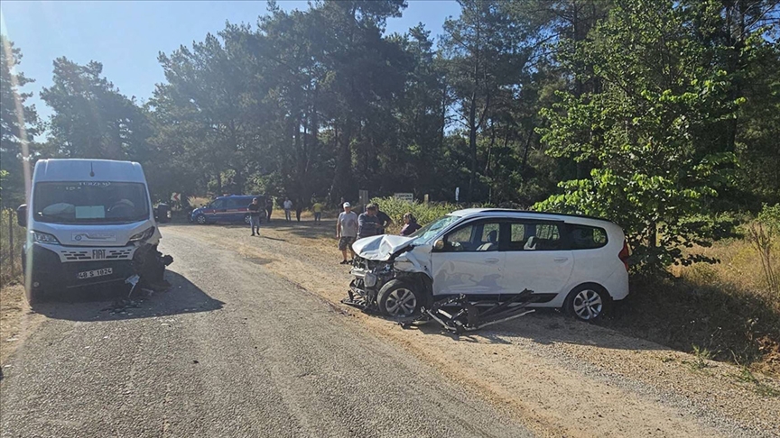 ѳğ'da servis minibüsü ile otomobilin çarpıştığı kazada 9 kişi yaralandı