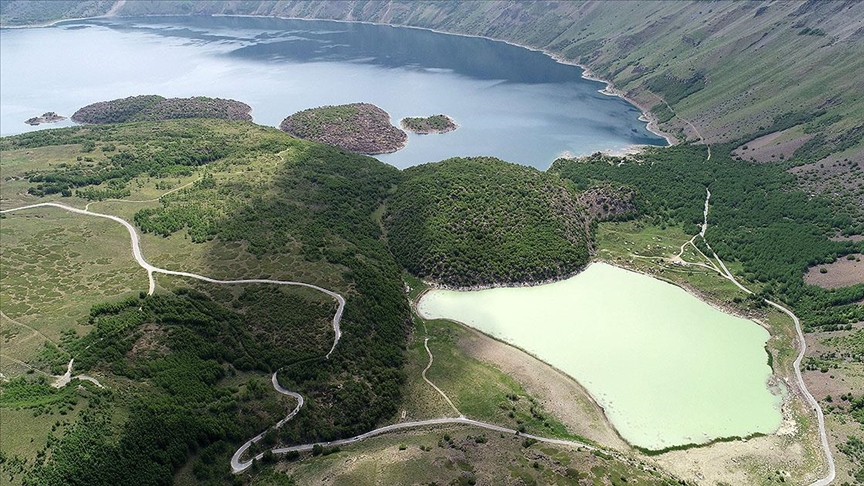 Nemrut Kalderası mavi ve yeşil renkli gölleriyle ziyaretçileri cezbediyor