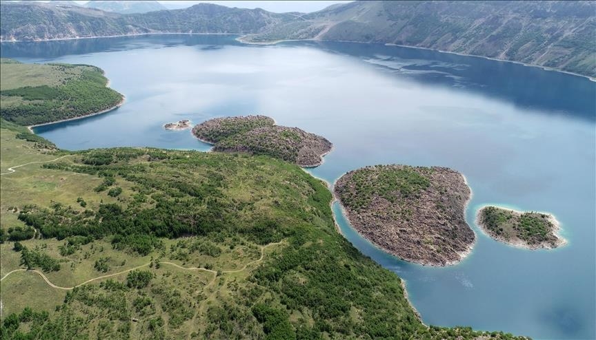 Kalderaya Nemrûdê bi golên xwe yên reng kesk û şîn bala geştiyaran dikişîne