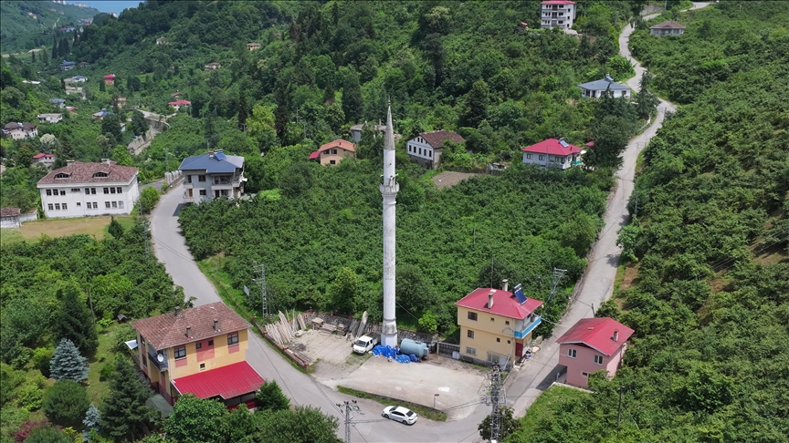 Camisiz minareden 8 yıldır ezan sesi eksik olmuyor