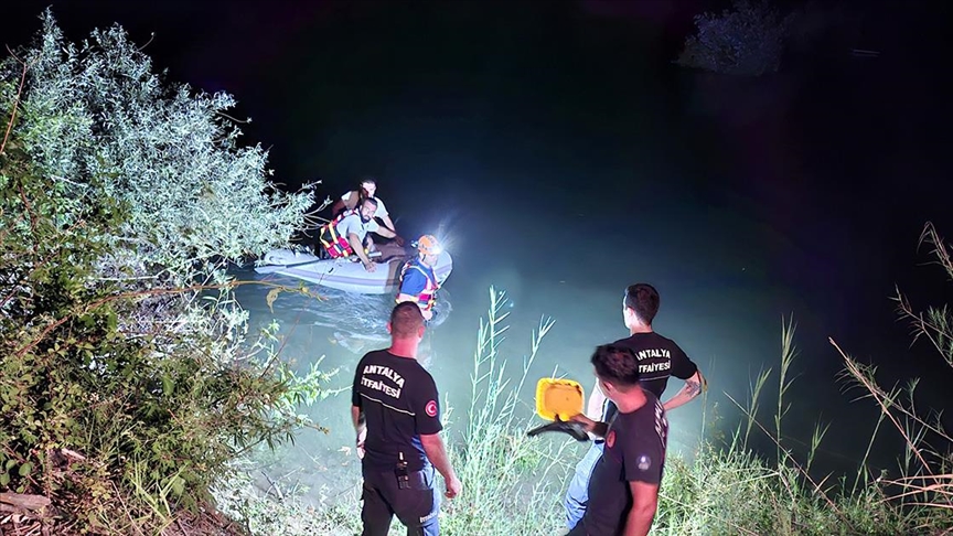 Antalya'da su seviyesi yükselen ıta mahsur kalan 3 kişi ܰٲıı