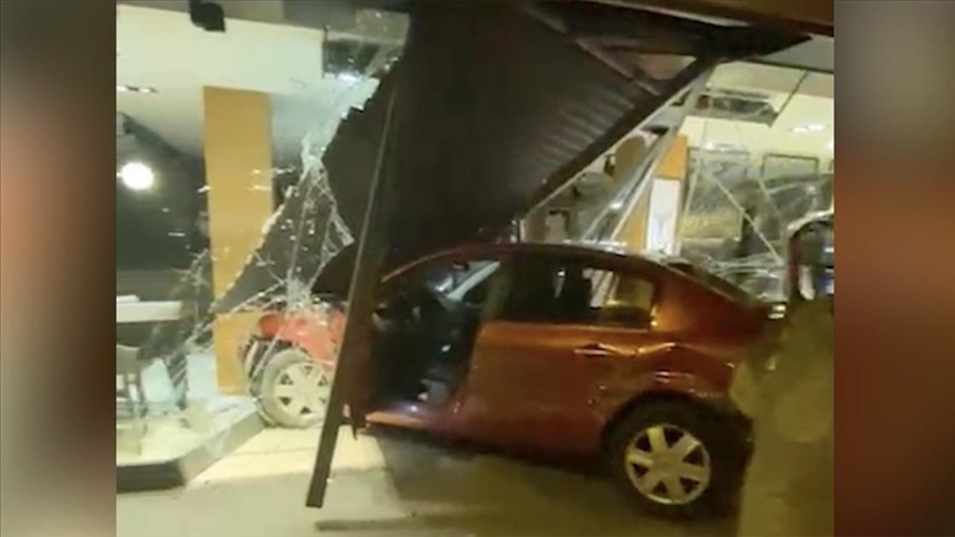 İstanbul'da kaza yapan iki otomobilden biri iş yerine girdi