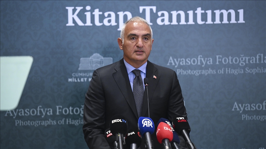 Bakan Ersoy, "Ayasofya 幛棗喧棗娶硃款lar覺" kitab覺n覺n tan覺t覺m program覺 ve sergisinin 硃ç覺梭覺覺na kat覺ld覺