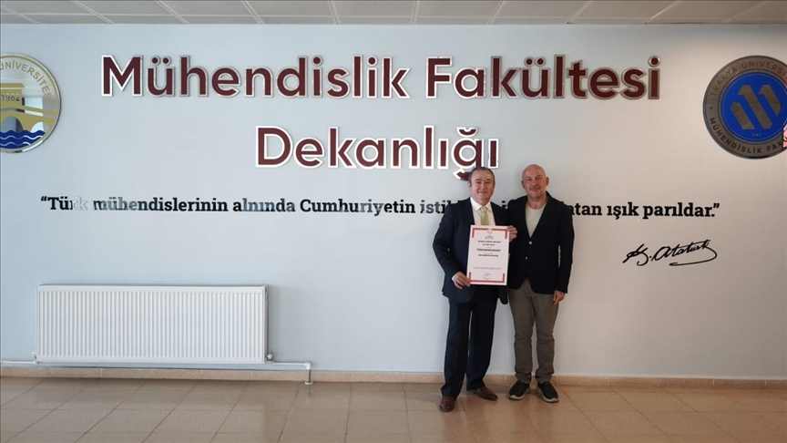 Trakya Üniversitesi'nde güneş panelleri temizliği için üretilen cihaz "faydalı model" belgesiyle tescillendi