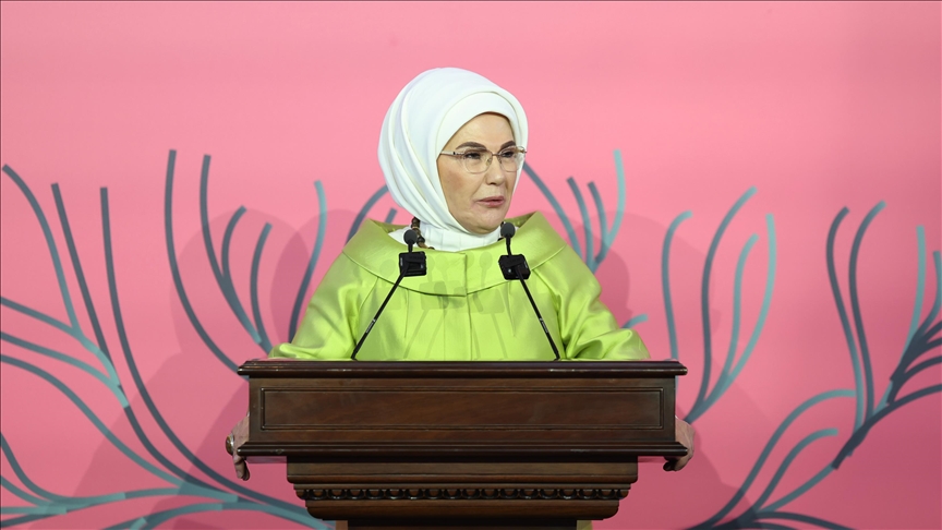 Emine Erdoğan karne alacak öğԳleri tebrik etti