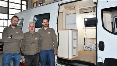Genç girişimcinin minibüs ve otobüslerden dönüştürdüğü karavanlar dünyayı turluyor