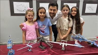 Kayseri'de ilkokul öğrencileri TUSAŞ'ın "demir zırh"larını çizerek sergi açtı
