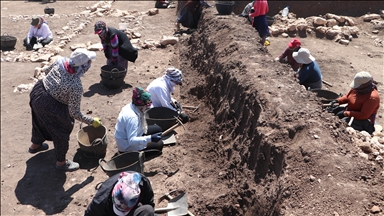 Diyarbakır Çayönü Tepesi'nin kadın işçileri "tarih" kazıyor