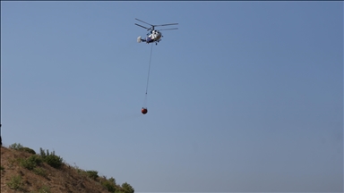 Çanakkale'de tarım arazisinde çıkan yangına havadan ve karadan müdahale ediliyor