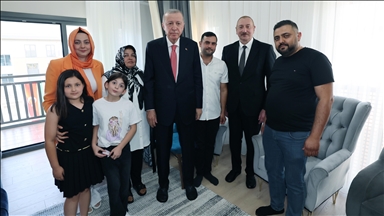 Cumhurbaşkanı Erdoğan, Kahramanmaraş'ta depremzede bir aileyi ziyaret etti