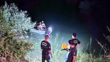 Antalya'da su seviyesi yükselen ırmakta mahsur kalan 3 kişi kurtarıldı