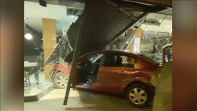 İstanbul'da kaza yapan iki otomobilden biri iş yerine girdi