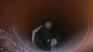 Boruların içerisinde yurt dışına kaçacakken yakalandılar
