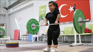Paralimpik sporcu yüzmedeki başarısını halterde de sürdürmek istiyor