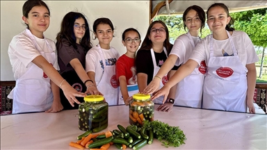 Ortaokul öğrencileri "gastronomi serası"nda yetiştirilen ürünlerle turşu kurmayı öğreniyor
