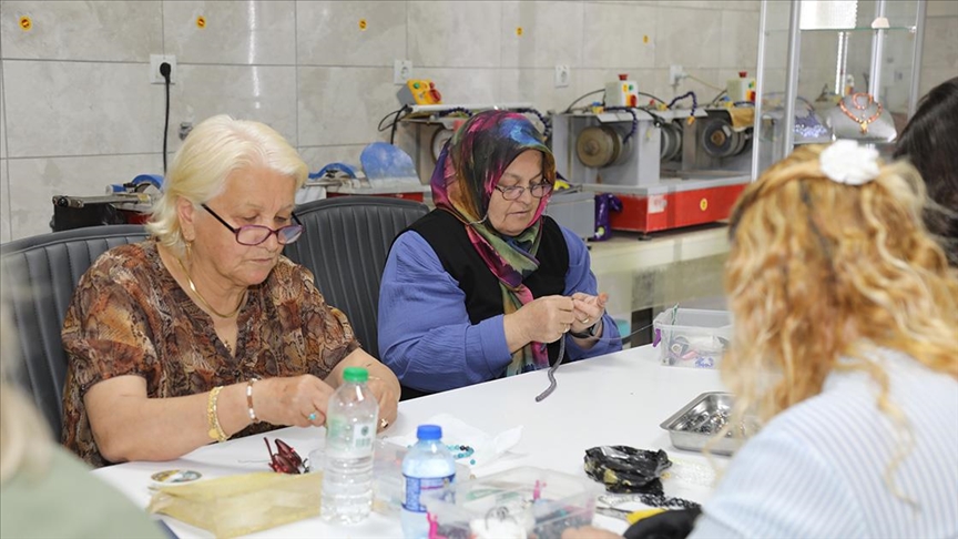 Ankara'da kadınlar agat taşını özel tekniklerle takılara dönüştürüyor