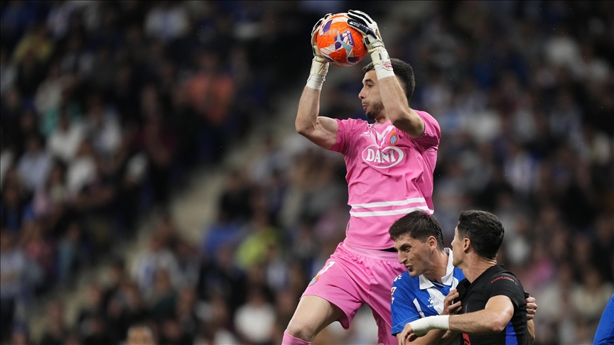 Barcelona sign Espanyol goalkeeper Joan Garcia