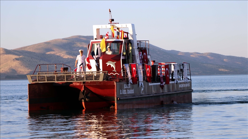 Hazar Gölü'nde "Deniz Temizleme Aracı" hizmete başladı